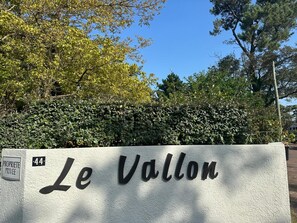 A sign with 'Le Vallon' and a number '44' indicating a property or location. - Sixties-Style Studio with Balcony and Wi-Fi (Saint-Georges-de-Didonne)