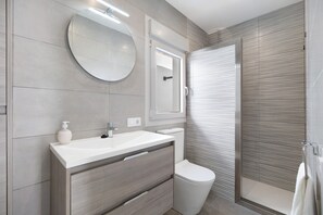 Suihku, hiustenkuivaaja, pyyhkeet