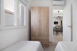 2 bedrooms, iron/ironing board, free WiFi, bed sheets - Holiday Home 'Casa Ferro' close to the Beach with Pool, Garden & Wi-Fi (Chiclana de la Frontera)