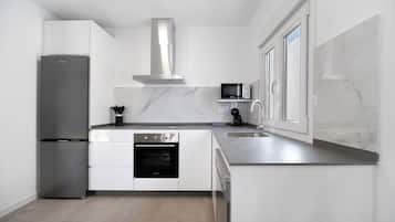 Een koelkast, een microgolfoven, een oven, een kookplaat