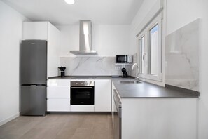 Fridge, microwave, oven, stovetop - Holiday Home 'Casa Ferro' close to the Beach with Pool, Garden & Wi-Fi (Chiclana de la Frontera)