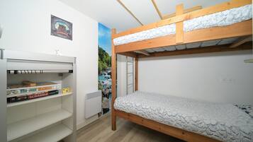 2 bedrooms, iron/ironing board, free WiFi