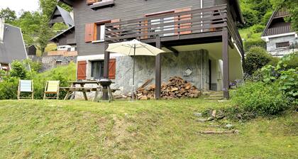Chalet 'Appartement Les Isards' with Mountain View, Wi-Fi and Air Conditioning