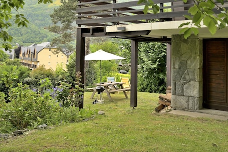 Terrace/patio. Chalet 'Appartement Les Isards' with Mountain View, Wi-Fi and Air Conditioning