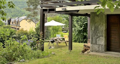 Chalet 'Appartement Les Isards' with Mountain View, Wi-Fi and Air Conditioning