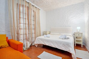 3 bedrooms, iron/ironing board, free WiFi, bed sheets