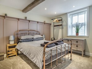 4 bedrooms, free WiFi, bed sheets