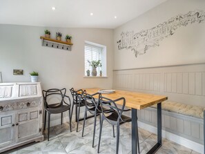 Dining - 4 bedroom accommodation in Chesterfield (Chesterfield)