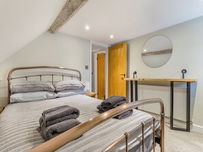 4 bedrooms, free WiFi, bed sheets - 4 bedroom accommodation in Chesterfield (Chesterfield)