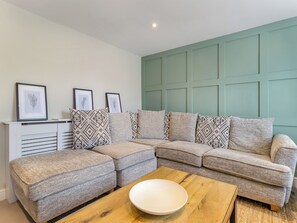 TV - 4 bedroom accommodation in Chesterfield (Chesterfield)