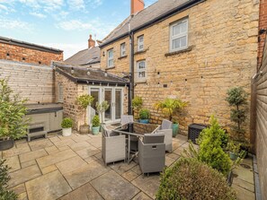 Outdoor dining - 4 bedroom accommodation in Chesterfield (Chesterfield)