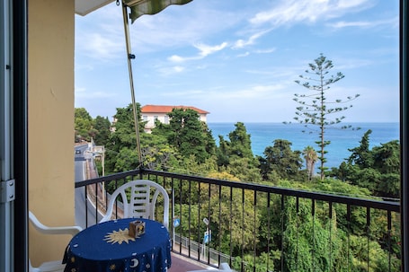 Outdoor dining. Apartment 'La Ca' Di Marì' with Sea View, Balcony and Wi-Fi