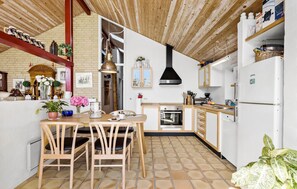 Kjøleskap, ovn, oppvaskmaskin og kaffetrakter/tekoker