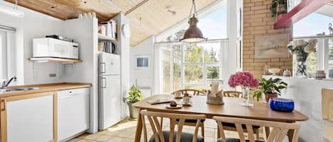 Fridge, oven, dishwasher, coffee/tea maker