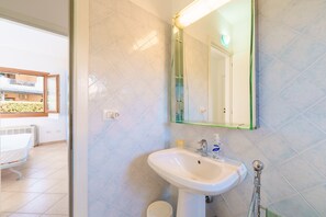 Dusj, hårføner og håndklær