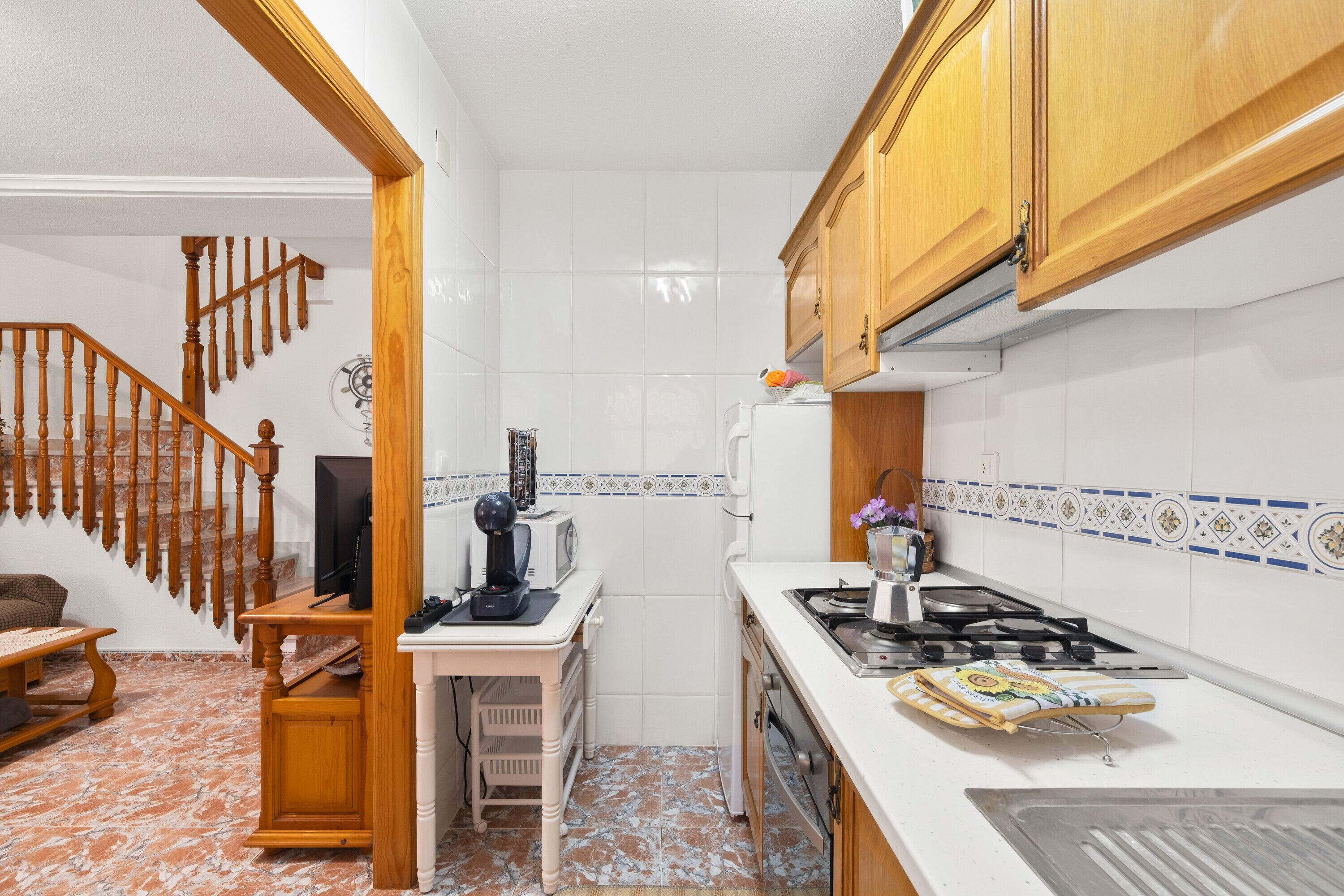 Jääkaappi, mikroaaltouuni, uuni, liesi