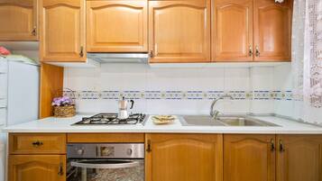 Frigorifero, microonde, forno, piano cottura