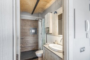 Shower, hair dryer, towels - Apartment 'Moixeró' with Mountain View, Wi-Fi and Air Conditioning (Baga)