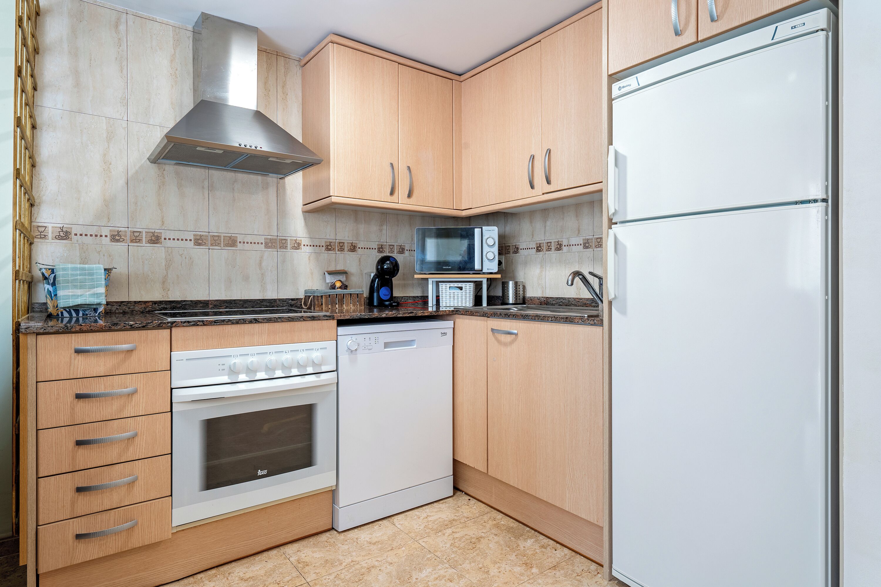 Een koelkast, een magnetron, een oven, een kookplaat