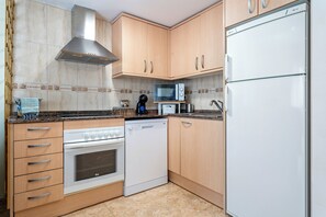 冷蔵庫、電子レンジ、オーブン、コンロ