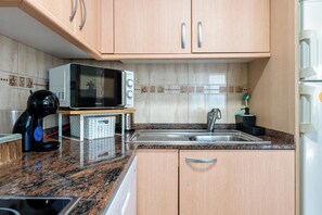 Kjøleskap, mikrobølgeovn, ovn og kokeplater