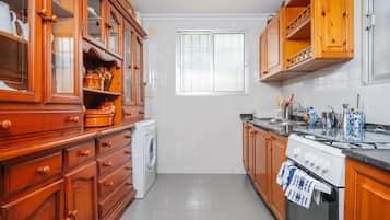 Cafetera o tetera, frigorífico, microondas y horno