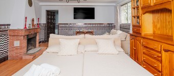 Country House 'Acogedora Casita Rural De Invitados' with Shared Pool, Wi-Fi and Air Conditioning