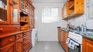 Frigorífico, microondas, horno y placa de cocina