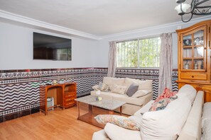 Televisión y chimenea 