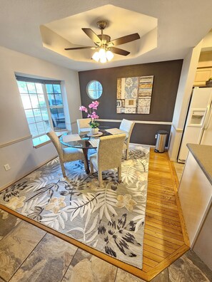 Dining - Paradise View Walk-in Suite at the Legacy at Thousand Hills! Great Rates! (Branson)