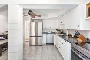 Kjøleskap, mikrobølgeovn, ovn og kokeplater