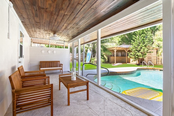 Alberca al aire libre y alberca climatizada