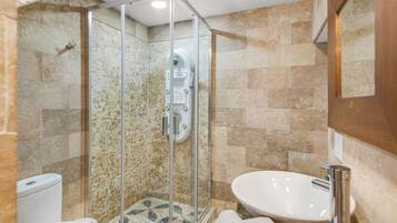 Dusche, Haartrockner, Handtücher