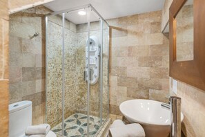 Een douche, een haardroger, handdoeken