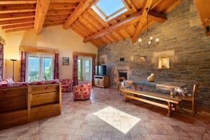 TV, fireplace - Holiday Home 'Le Calmadou' with Mountain View, Private Terrace and Wi-Fi (Formiguères)