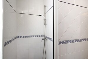 Dusche, kostenlose Toilettenartikel, Handtücher