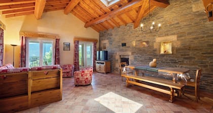 Casa de vacaciones 'Le Calmadou' con vistas a la montaña, terraza privada y Wi-Fi