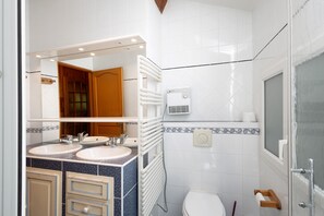 Shower, free toiletries, towels - Holiday Home 'Le Calmadou' with Mountain View, Private Terrace and Wi-Fi (Formiguères)