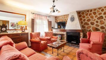 Een televisie en een open haard