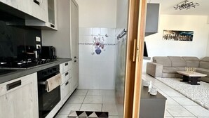 ثلاجة، فرن، غسالة أطباق، مائدة طعام