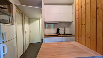 Réfrigérateur, cafetiÚre/bouilloire