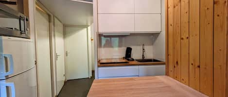 Kühlschrank, Wasserkocher mit Kaffee-/Teezubehör