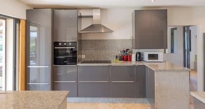 Villa "LuminiÚres I" avec vue sur les montagnes, piscine privée et Wi-Fi