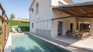 A modern house with a swimming pool, a covered patio, and a dining area. - Villa "Luminières I" with Mountain View, Private Pool & Wi-Fi (Les Salelles)
