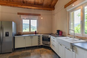 Fridge, microwave, oven, stovetop - Villa "Le Serre Du Puech" with Mountain View, Private Pool & Wi-Fi (Chambonas)