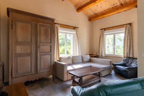 TV - Villa "Le Serre Du Puech" with Mountain View, Private Pool & Wi-Fi (Chambonas)