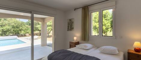 4 室のベッドルーム、WiFi (無料)、ベッドシーツ