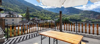 Appartamento 'Il Borgo' con vista sulle montagne, terrazza privata e Wi-Fi