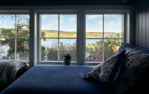 Lovely home in Høvåg with WiFi