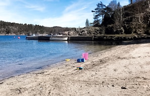 Beach nearby, fishing - Lovely home in Høvåg with WiFi (Høvåg)